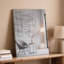 Toile une scène intérieure minimaliste avec un art mural lisse gris clair orné d'un dessin au trait noir géométrique créant une toile d'art murale-9969585