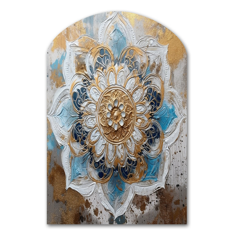 «Blue and Gold Mandala I» - Boho Mandala Arch, décoration murale en métal asymétrique traditionnelle, H 43 po x l 33 po