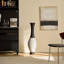 Vase de plancher sur pied aux couleurs vives et au design complexe, parfait pour un décor moderne et classique.