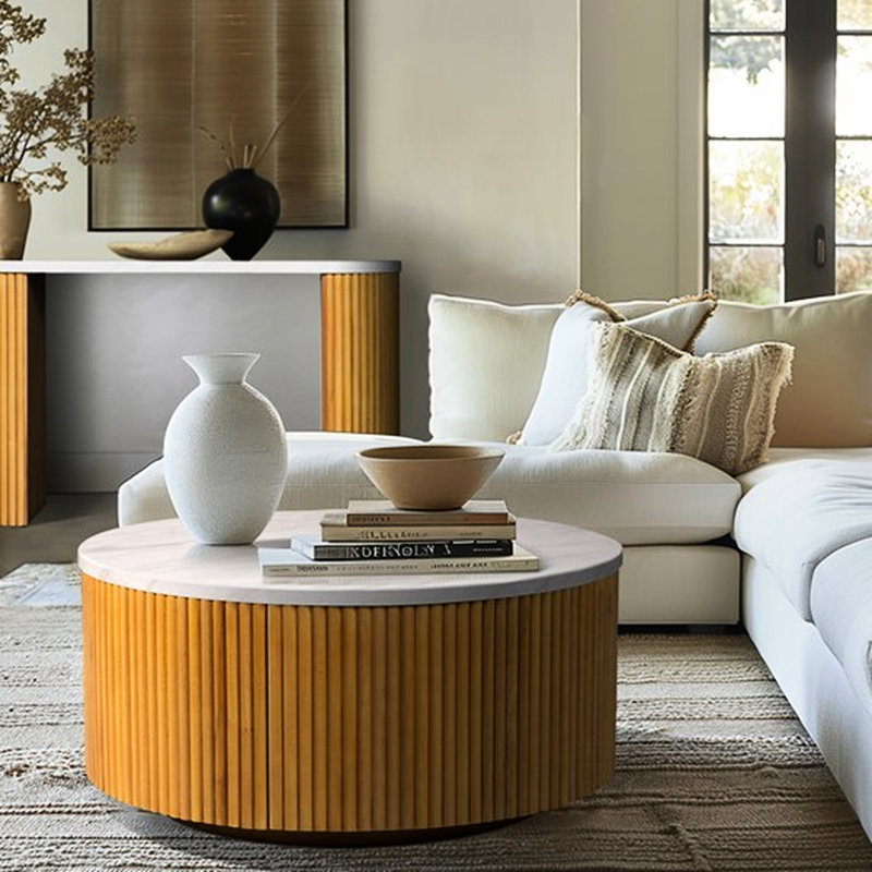 Table basse en bois naturel avec incrustation de faux marbre blanc et espace de rangement rond de style spacieux