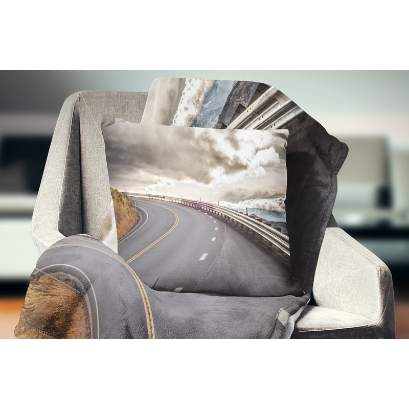 Coussin décoratif en forme de "photographie sky road", 18 po x 18 po, Coussin décoratif