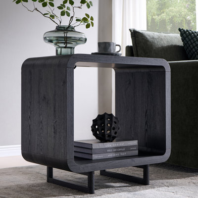 Table de bout moderne 23,6 po, table d'appoint à 2 niveaux avec station de charge et tablette de rangement ouverte, table de chevet simple avec prise de courant