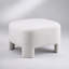 Pouf de luxe en tissu sherpa blanc, design moderne avec pieds intégrés, multifonctionnel et sans assemblage requis.