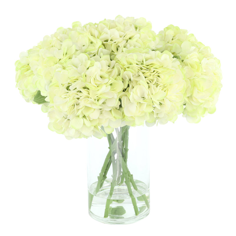 Hortensias disposés dans un vase en verre