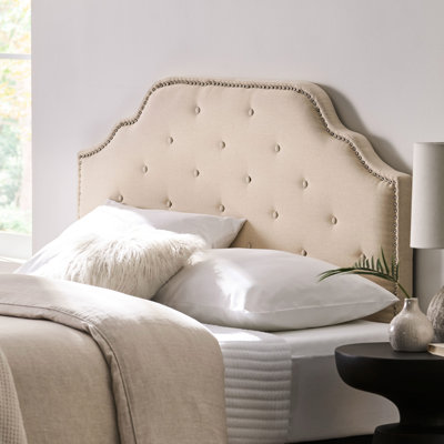 Tête de lit tapissier beige pour lit grand et grand, avec attrayant capitonnage à boutons et expérience confortable