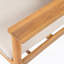 Canapé d'extérieur en bois d'acacia Terassi 3 places avec finition en teck clair et coussins beiges pour une assise durable et élégante.