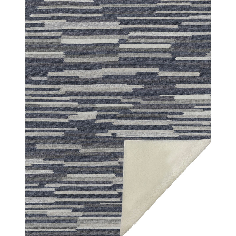 Couverture en sherpa grise One Pixie Street 50 po x 70 po, grise, Noir; gris