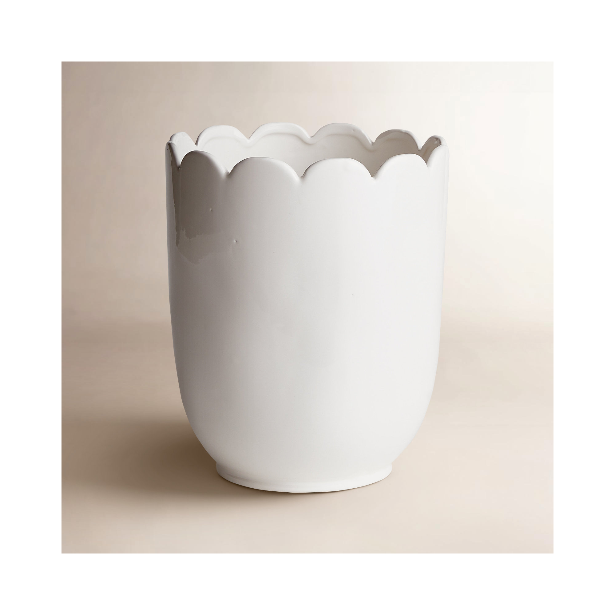 Mirabelle White Classic Italian Scalloped Edge Cachepot