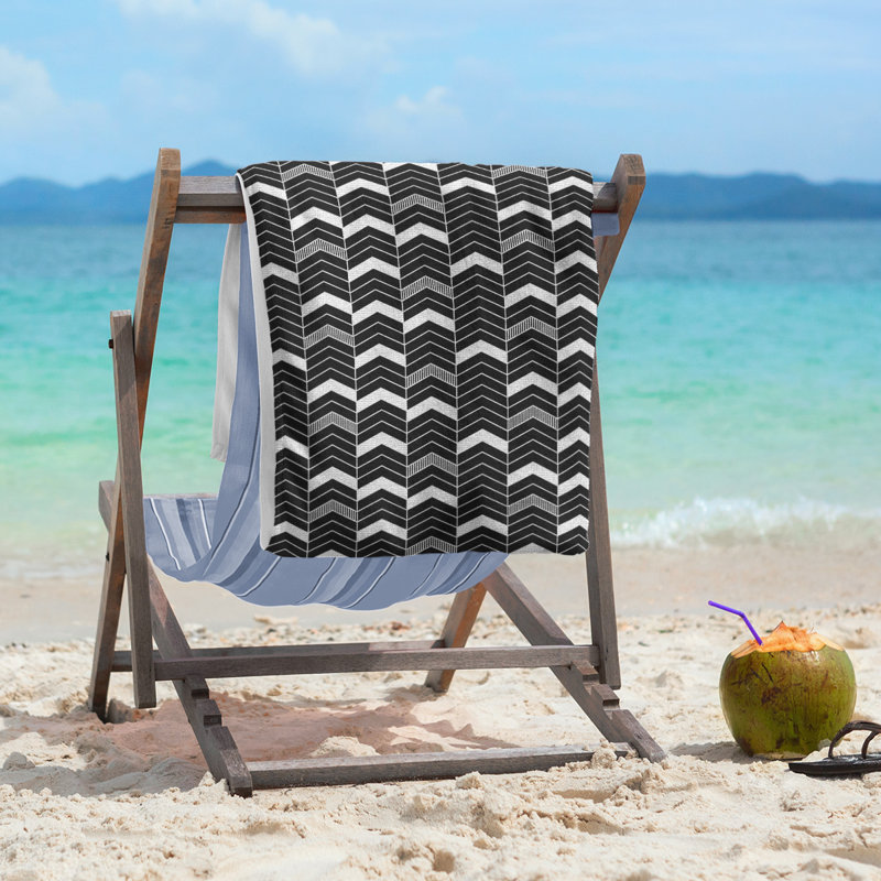 Serviette de plage lineed chevrons Stephenie, Noir enrichi / gris clair / gris foncé