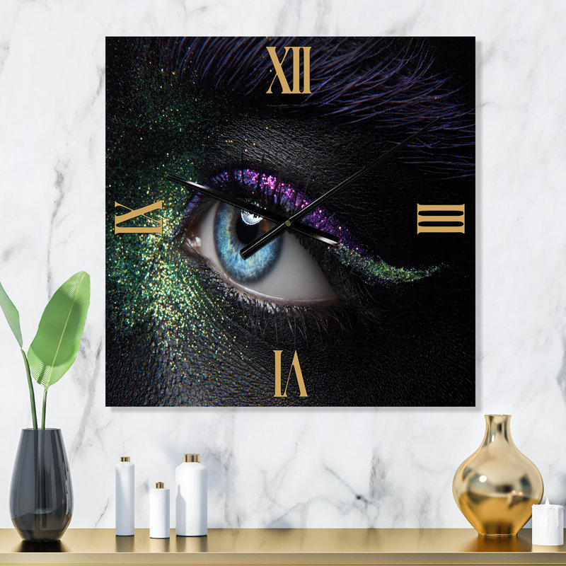 Horloge murale avec yeux féminins, Petit