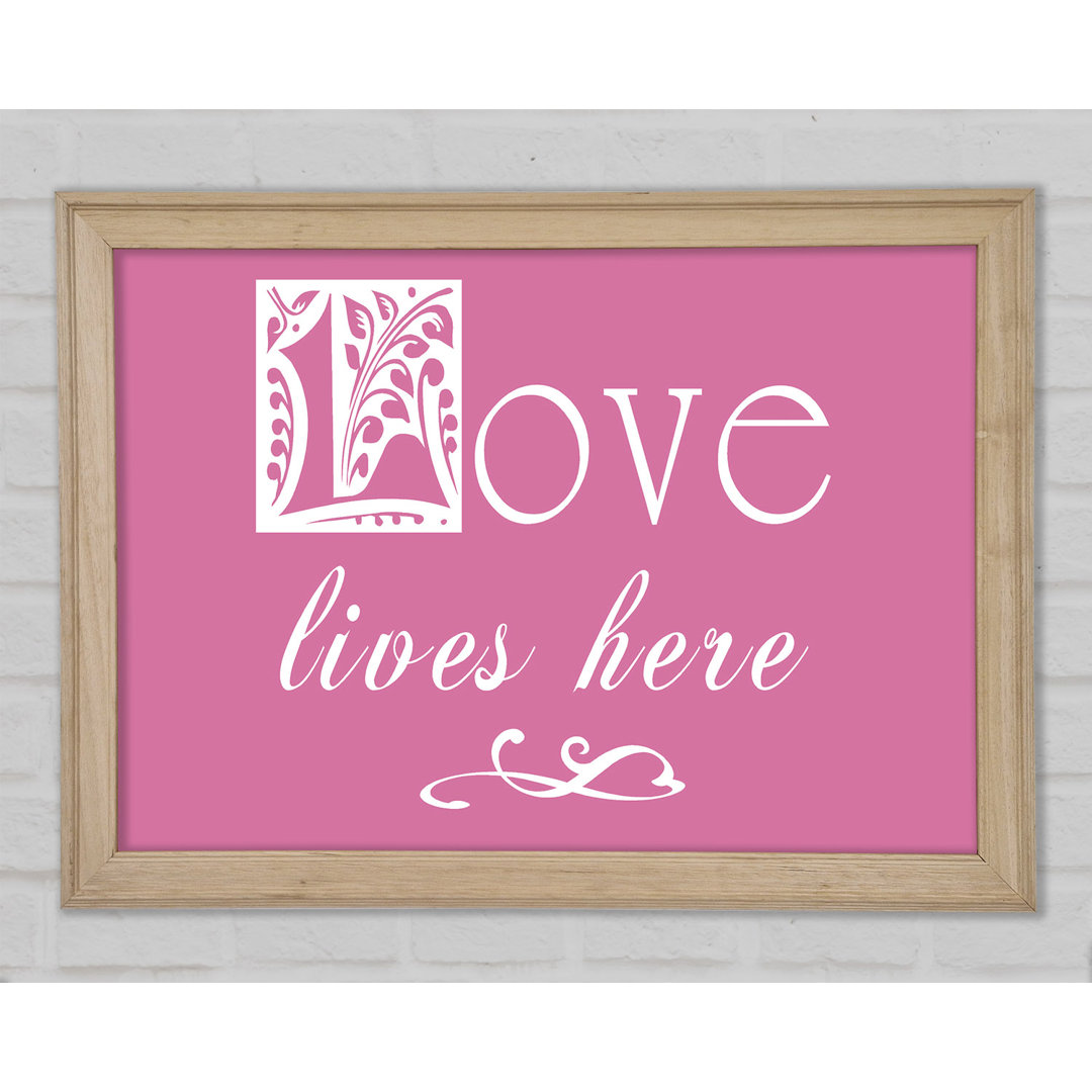 Gerahmter Kunstdruck Love Quote Love Lives Here Pink