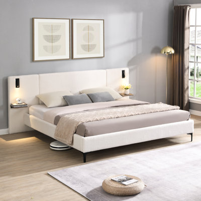 Très grand lit tapissier blanc avec lumières de lecture et tablettes pour le revêtement de la chambre à coucher avec revêtement