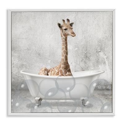 Bébé girafe à l'heure du bain, dessin animal mignon, estampe numérique encadrée par Kimberly Allen