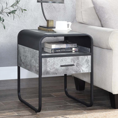 Table de bout industrielle carrée en béton à finition grise, structure en métal noir, un tiroir, tablette ouverte, bords courbés, idéal pour le rangement à distance moderne et de forme, glissière latérale, esthétique des bords