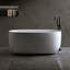 Baignoire indépendante de 47 po en résine de surface solide, une baignoire indépendante de conception moderne avec drain escamotable et tuyaux de trop-plein, convenant aux petites maisons