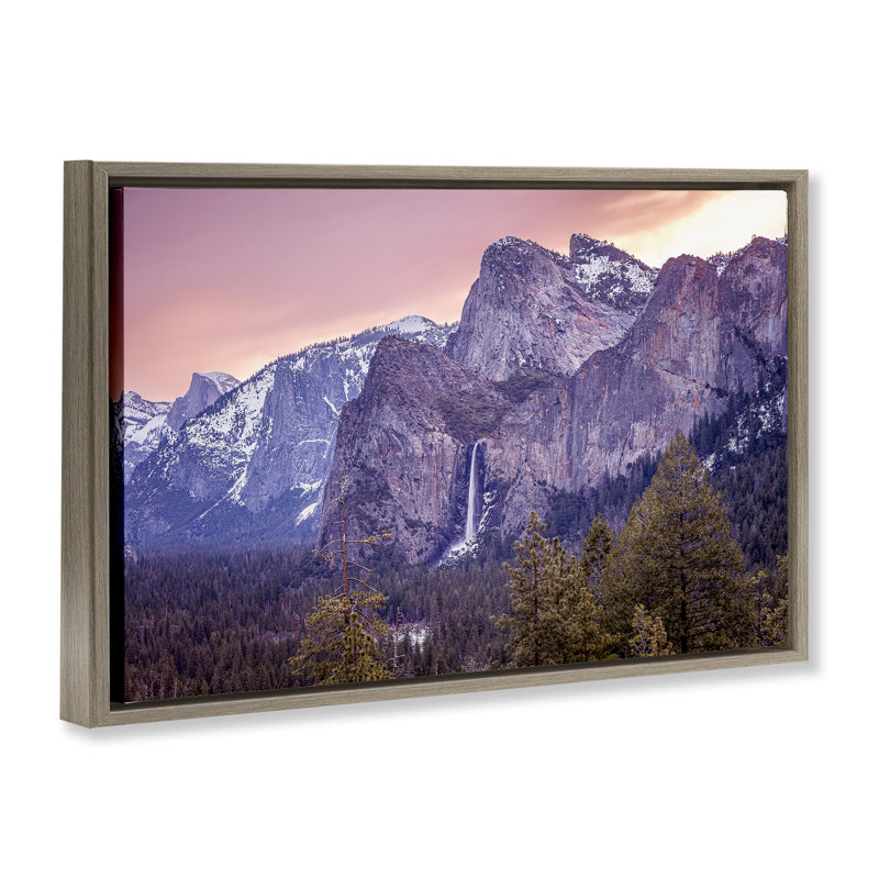 Cadre flottant Majestic Mountain Waterfall Sunset, design par Shelley Carlisle, H 17 po x l 25 po
