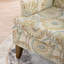 Élégante chaise d'appoint en tissu avec un rembourrage confortable et des pieds robustes en bouleau pour les salons modernes