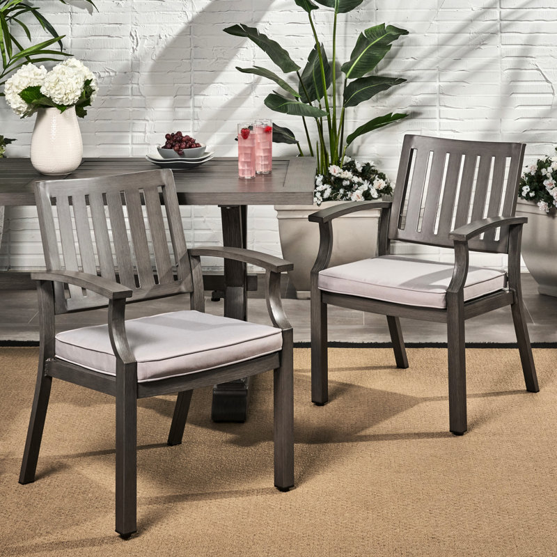 Chaises de salle à manger d'extérieur modernes en aluminium avec coussins gris foncé et argentés, conception à lattes ouvertes, 25,48 de large, structure stable, assemblage requis, rouille légère, incluse, structure