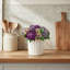 Centre de table floral avec dahlias, mamans et plantes grasses