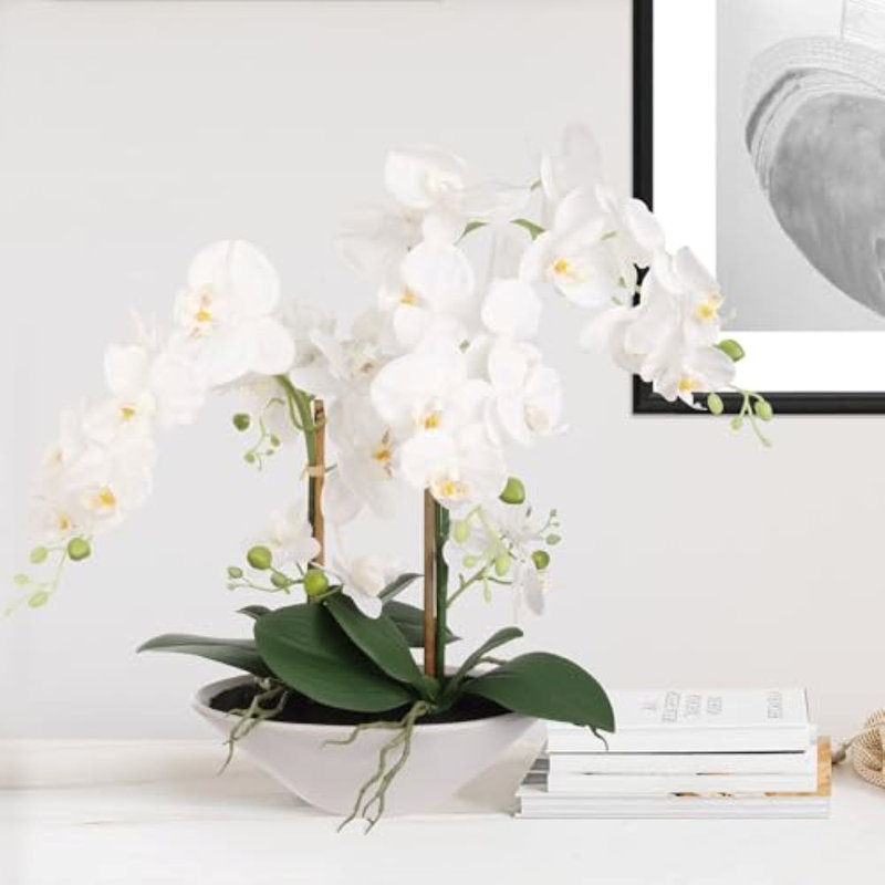 Élégant arrangement de pivoines blanches - 7 frondes, vase en verre transparent, fausses fleurs