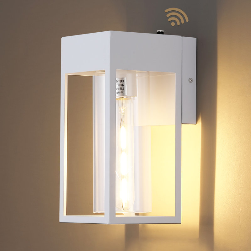 Applique murale d'extérieur classique 1 lumière Dusk To Dawn avec abat-jour cylindrique en verre et cadre en métal rectangulaire, blanc imperméable pour porche, patio