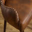 Fauteuil demi-tonneau capitonné à dossier capitonné