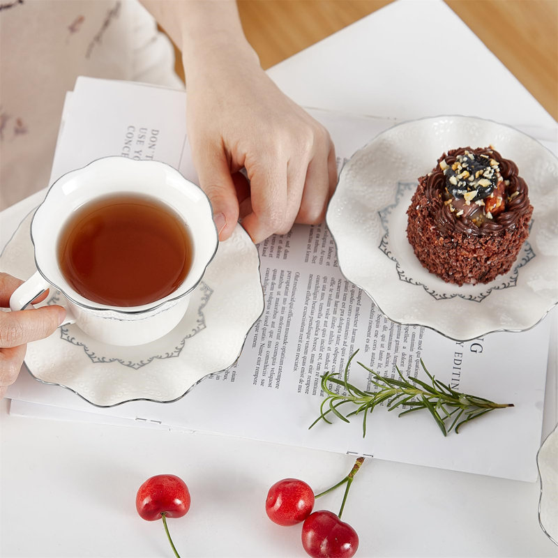 Faites l'expérience du luxe avec un ensemble de tasses à thé et soucoupes en porcelaine blanche à garniture argentée - Design élégant, style royal britannique, parfait pour recevoir à la maison