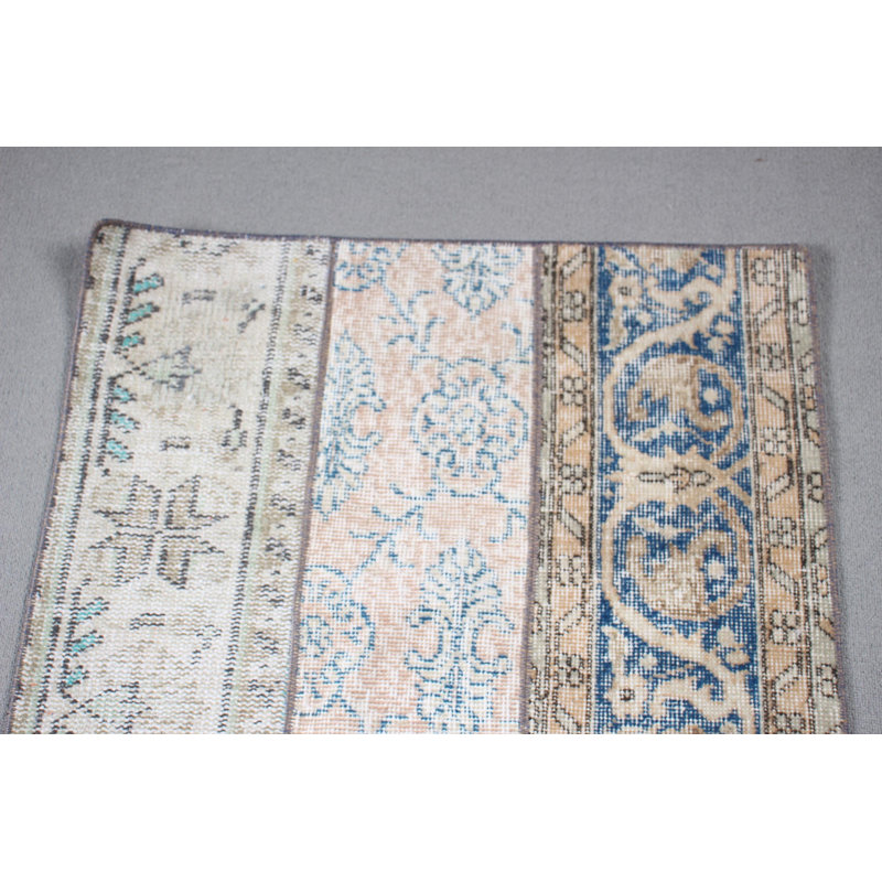 Tapis turc en laine antique à motif patchwork beige, idéal pour les petits espaces