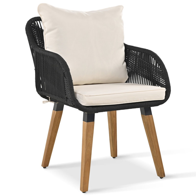 Mobilier de patio avec chaises en corde et table de bar froide en beige noir pour la cour, les espaces de conversation au bord de la piscine: chaises, table, repose-pieds. Rouille, pelouse élégante.