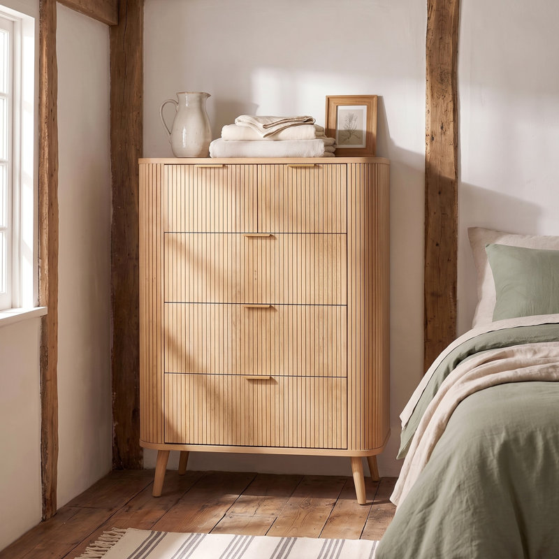 Commode 5 tiroirs cannelée avec station de charge, commode moderne de 48 po de hauteur avec commode de style Mid-Century moderne en bois