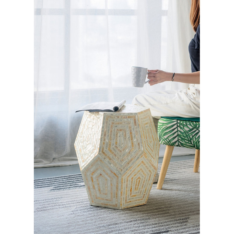 Tabouret hexagonal à capes mesurant 18 x 18 x 21 pouces, mélange de couleurs crème et jaune, accent incrusté, motifs de losanges, servant de table d'appoint ou de tons, détails, formes, employés