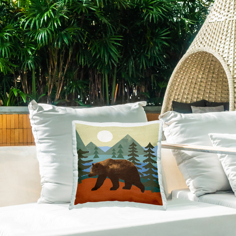 Coussin extérieur Brown Bear Woodland Nature Sunshine Camp par Victoria Barnes