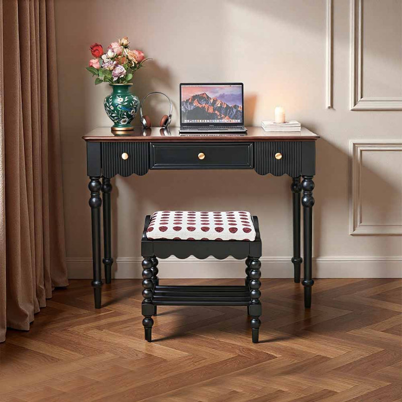 Petit bureau et chaise de style français