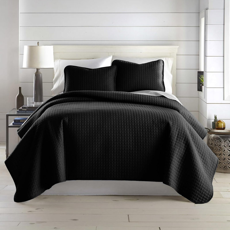 Vilano Springs ® Oversized, Light-Weight Hotel Quality Quilt Set with Matching Shams, Twin/Twin XL Quilt + 1 Standard Sham
