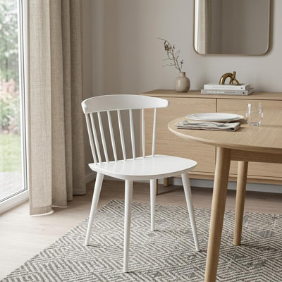 Chaise d'appoint blanche à dossier en lattes de plastique robuste