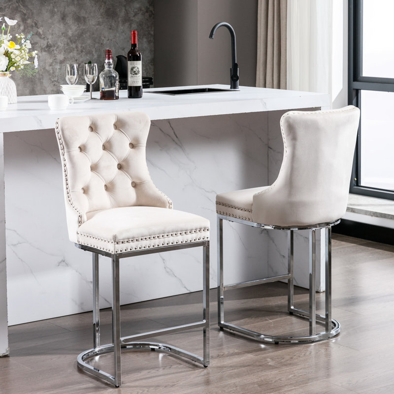 Tabourets de bar de 26 po de hauteur comptoir (2), velours moderne avec dossier à boutons et garniture de rivets. Base en métal. Coussin élastique. Beige. Pour îlot de cuisine, ensemble de 2 tabourets, garniture, base et chaises beiges