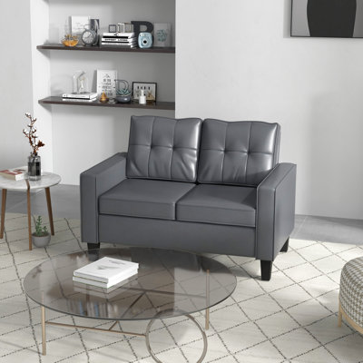Canapé deux places en similicuir gris de 130 cm (51 po) avec accoudoirs et dossier capitonné.