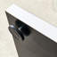 Table basse rectangulaire en verre avec pattes stables et design artistique dans les tons gris et blanc. Élégant plateau transparent.