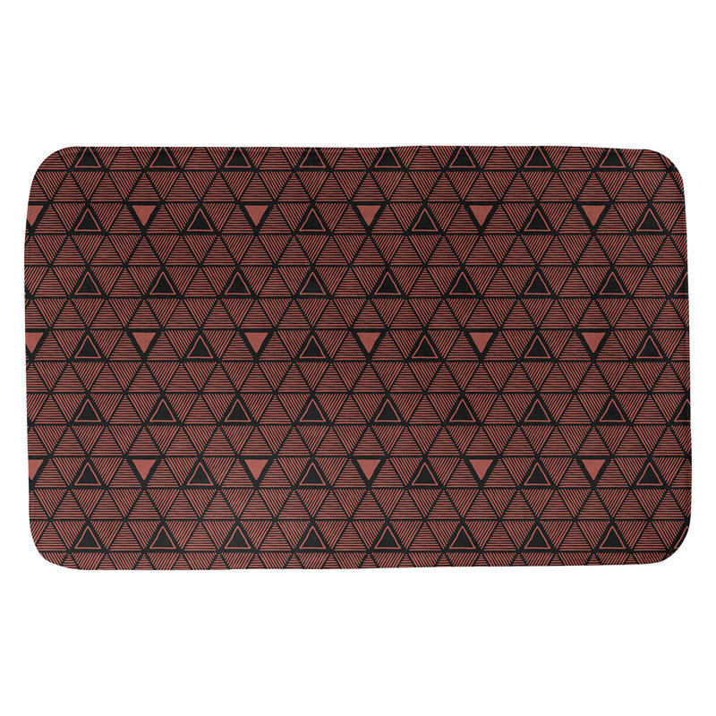 Tapis de bain géométrique à motif de triangles dessinés à la main, l 17 po x L 24 po, Rouge/noir