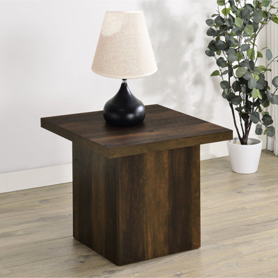Table d'appoint carrée en bois d'ingénierie au fini pin foncé, idéale pour les pièces à vivre principales. Compacte et dotée d'un large socle avec veinage apparent, elle pèse 14,3 kg et peut être placée sur un côté ou dans un coin. Profondeur : 59,4 cm.