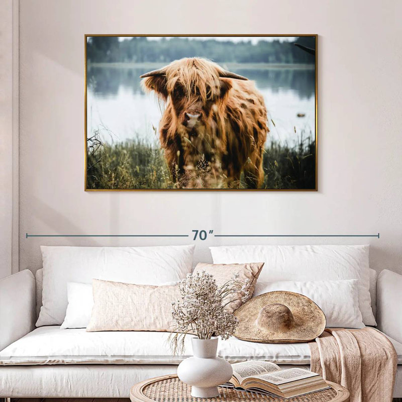 Vache Lakeside Highland, 46 po x 31 po, Cadre flottant doré