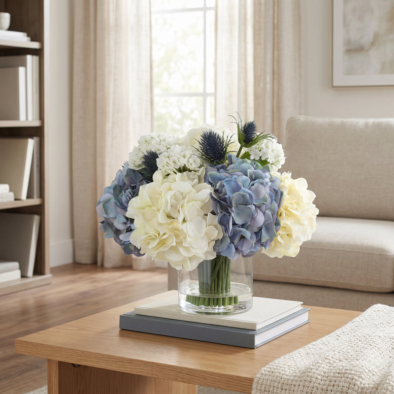 Arrangement d'hortensias avec chardon et viburnum