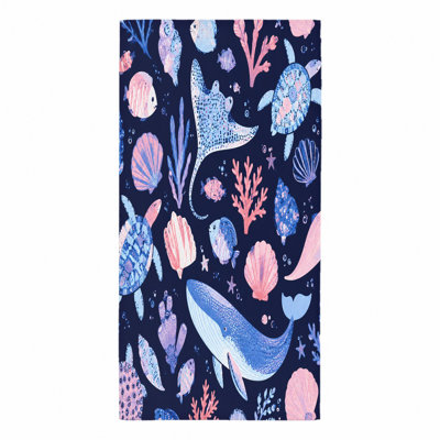 Serviette de plage 1 pièce, comprenant des baleines fantaisistes, des tortues de mer, des raies, des poissons et des coraux colorés dans une scène sous-marine ludique et charmante sur fond bleu marine foncé. Grande microfibre à séchage rapide, parfaite pour les jours, la natation, les voyages,