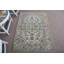 Tapis turc rétro avec des motifs floraux ornés en beige comme décor de tapis de porte idéal