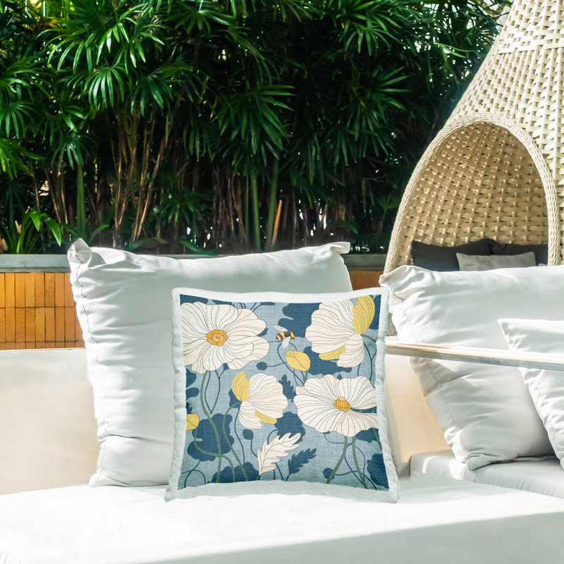 Coussin blanc avec abeille imprimé extérieur par Jennifer Brinley Levison Designs