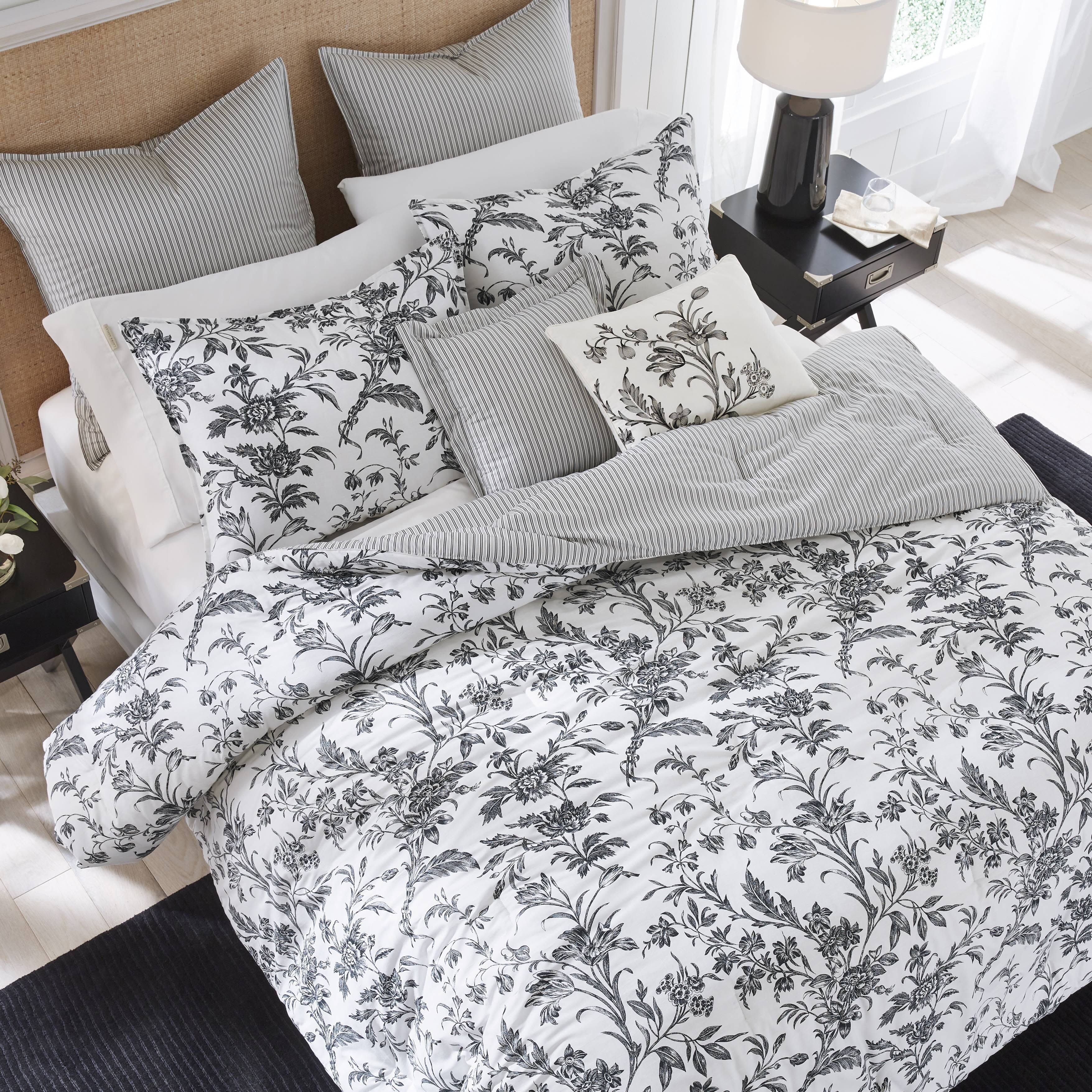 Eddie Bauer - Queen Comforter Set, Soft Reversible Bedding with Matching  Shams, Wrinkle Resistant Home Decor (Herringbone Light Blue/Grey, Queen)