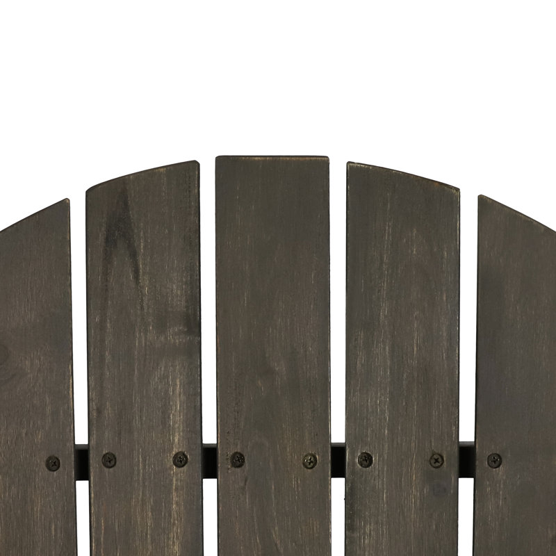 Chaise en bois gris avec porte-gobelet et capacité de pliage, créant un espace extérieur confortable dans une terrasse en bois