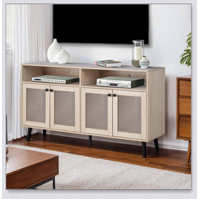 Meuble télé de style Mid-Century moderne avec pieds fuselés, boutons ronds et portes d'armoire au fini naturel pour le salon principal