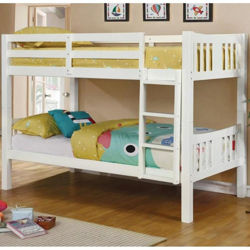 Lit superposé en bois de style transitionnel au dessus d'un lit simple attaché avec pieds de lit et échelle de verrouillage avec couchette blanche incluse