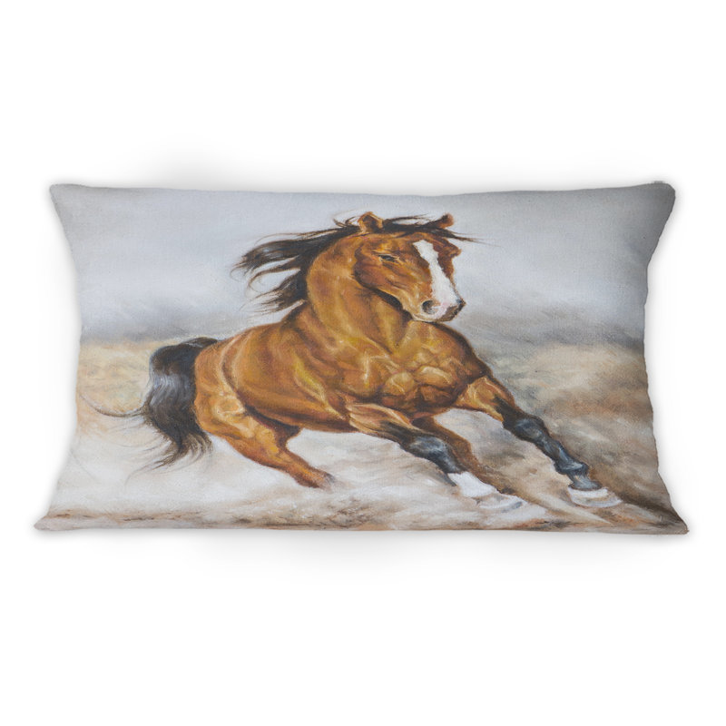 Coussin décoratif galop à cheval brun dans la prairie
